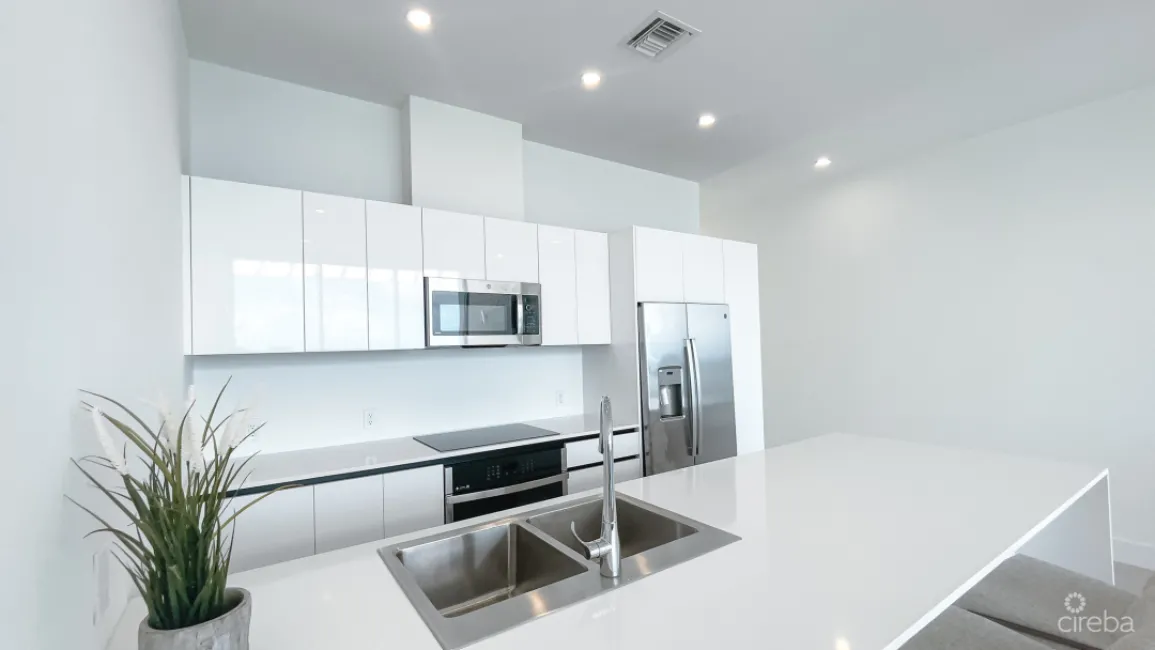 SUNSET POINT TOP FLOOR OCEANFRONT