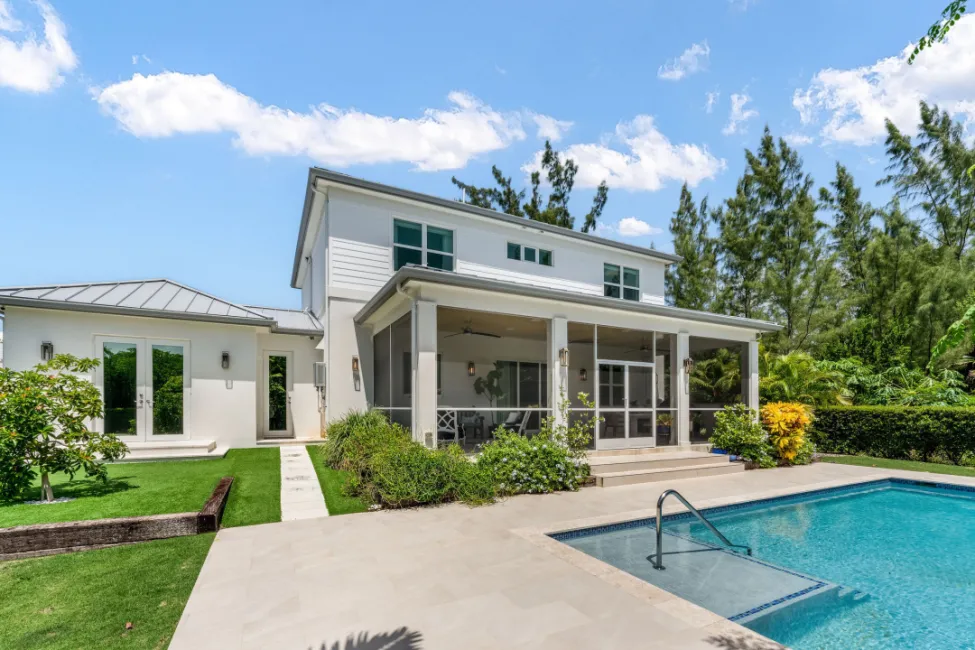 THE LAKES EXECUTUVE FAMILY HOME WITH POOL