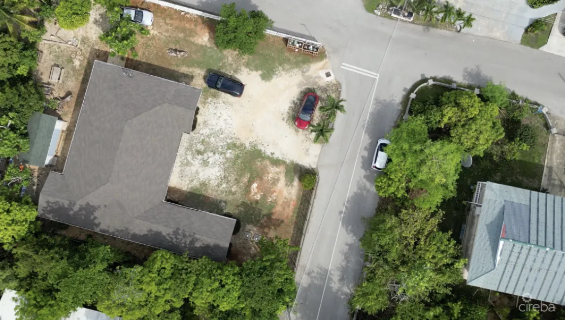 INVESTMENT OPPORTUNITY! 7 BEDROOM HOUSE AND 1 BEDROOM APARTMENT