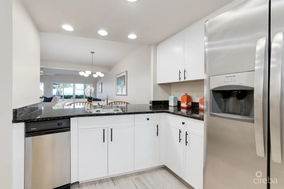 SEVEN MILE BEACHFRONT CONDO, CAYMAN CLUB