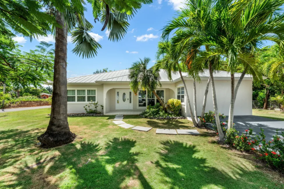 SPACIOUS 4-BEDROOM HOME IN TROPICAL GARDENS