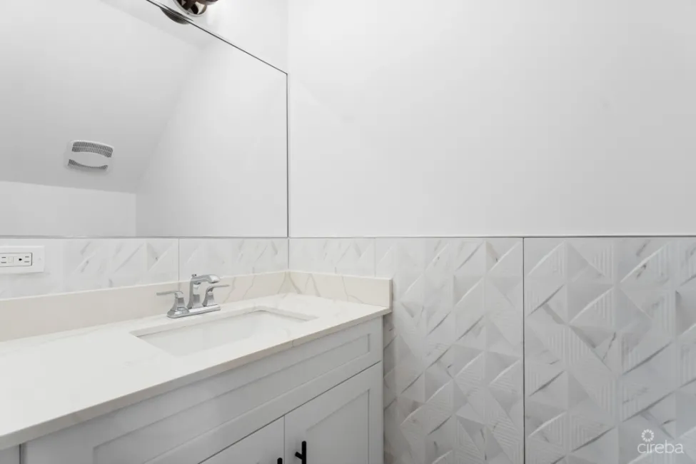 #1 BRAND NEW 3 BED 3.5 BATH DUPLEX - LOOKOUT GARDENS