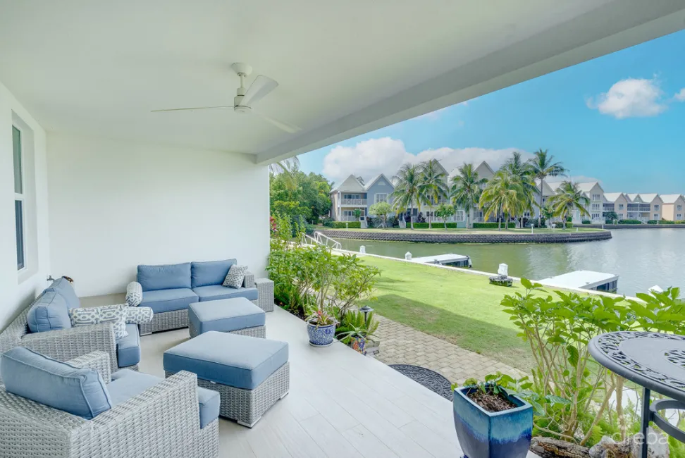 PERIWINKLE CANAL-FRONT 4 BED WITH DOCK