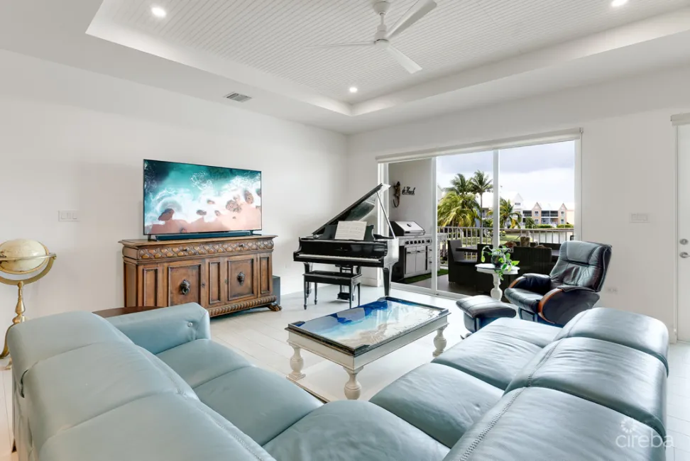 PERIWINKLE CANAL-FRONT 4 BED WITH DOCK