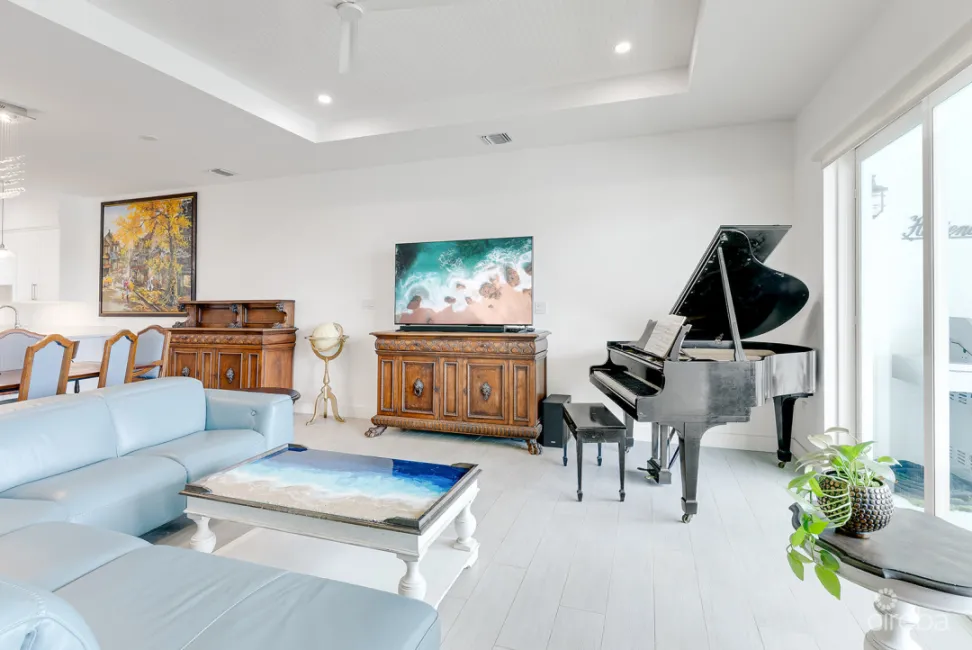 PERIWINKLE CANAL-FRONT 4 BED WITH DOCK