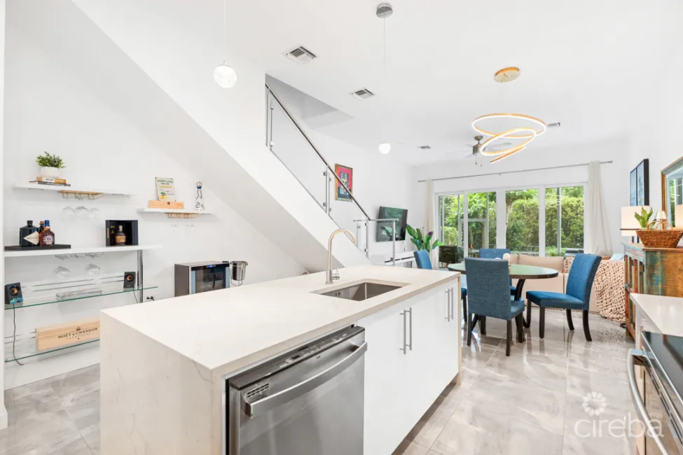 ELEVEN PARC TOWNHOME – PRIME LOCATION IN SEVEN MILE BEACH CORRIDOR