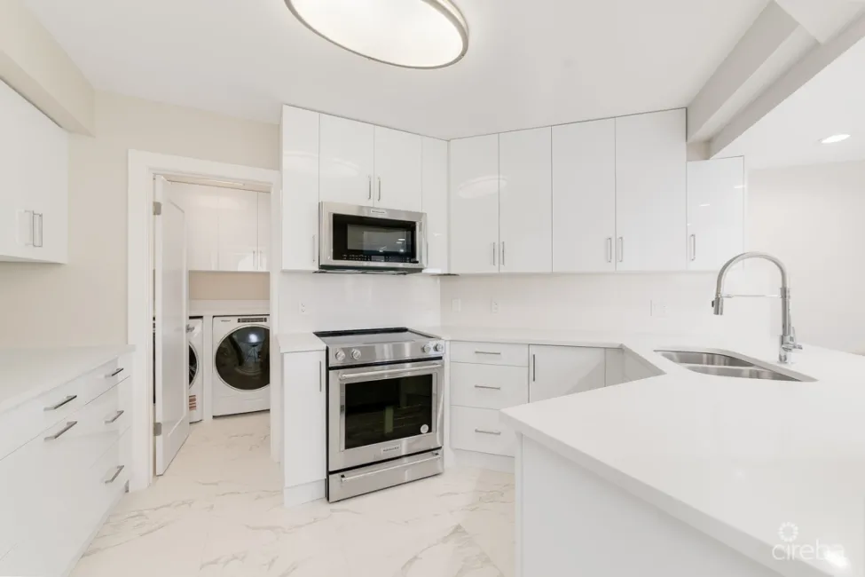 BRITANNIA LIONS COURT #324 - BRIGHT & RENOVATED 3 BED