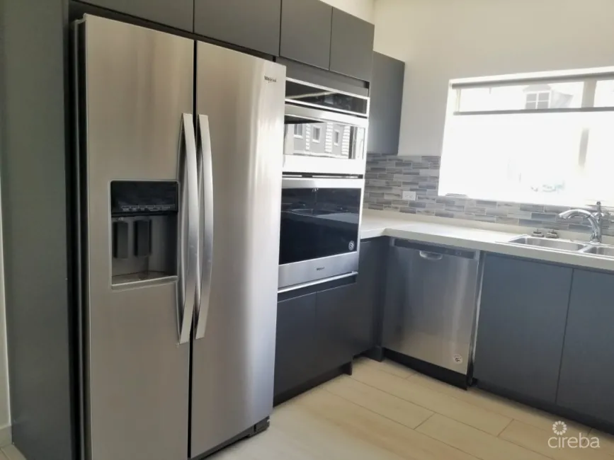 ROYAL PINES SPACIOUS TOWNHOUSE STYLE CONDO