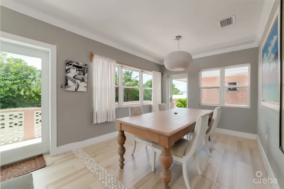 WINTERHAVEN BEACHFRONT 3 BED