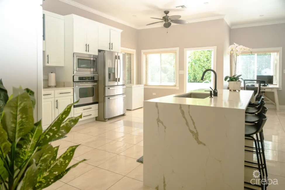 KITCHEN - 4 BEDROOM BEAUTIFUL FAMILY HOME IN SAVANNAH