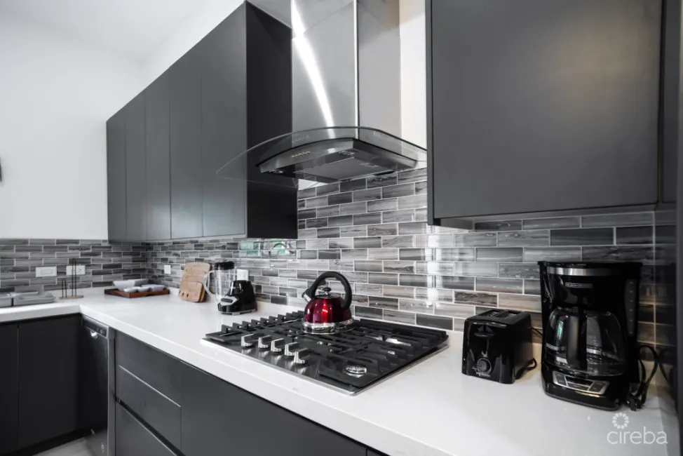 ACROSS FROM BEACH--SOUTH SOUND--3BED/3.5BATH TOWNHOUSE--FENCED YARD--THE MANTRAS