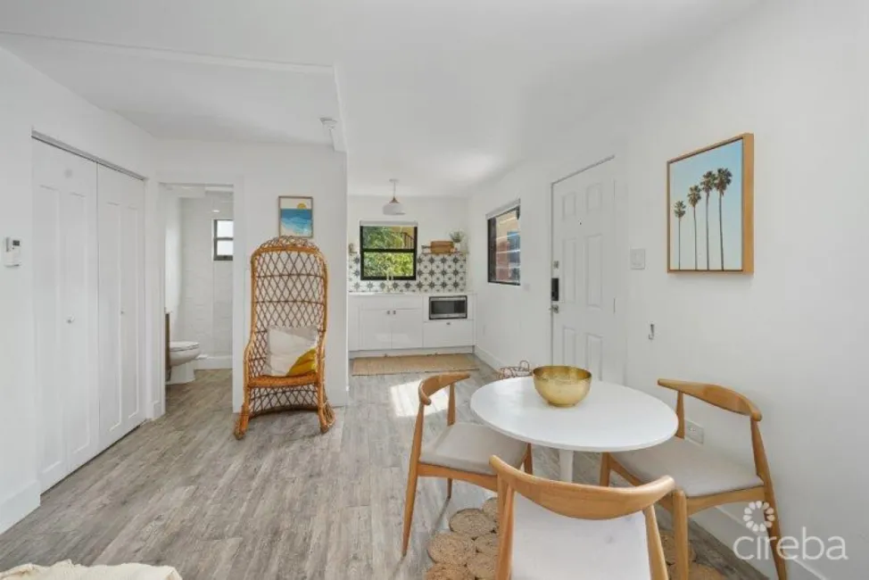 BOHO BEACH STUDIO 20 STEPS TO THE BEACH!