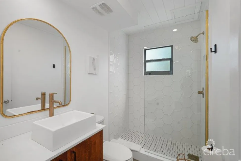 BOHO BEACH STUDIO 20 STEPS TO THE BEACH!