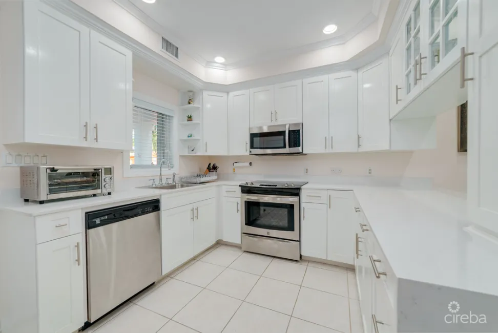 THE MOORINGS, STUNNING CANAL FRONT TOWNHOME, 3 BED 3.5 BATHROOM WITH GORGEOUS VIEWS OF THE CANAL