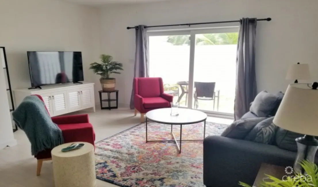 ROYAL PINES SPACIOUS TOWNHOUSE STYLE CONDO--END UNIT--FENCED BACK GARDEN