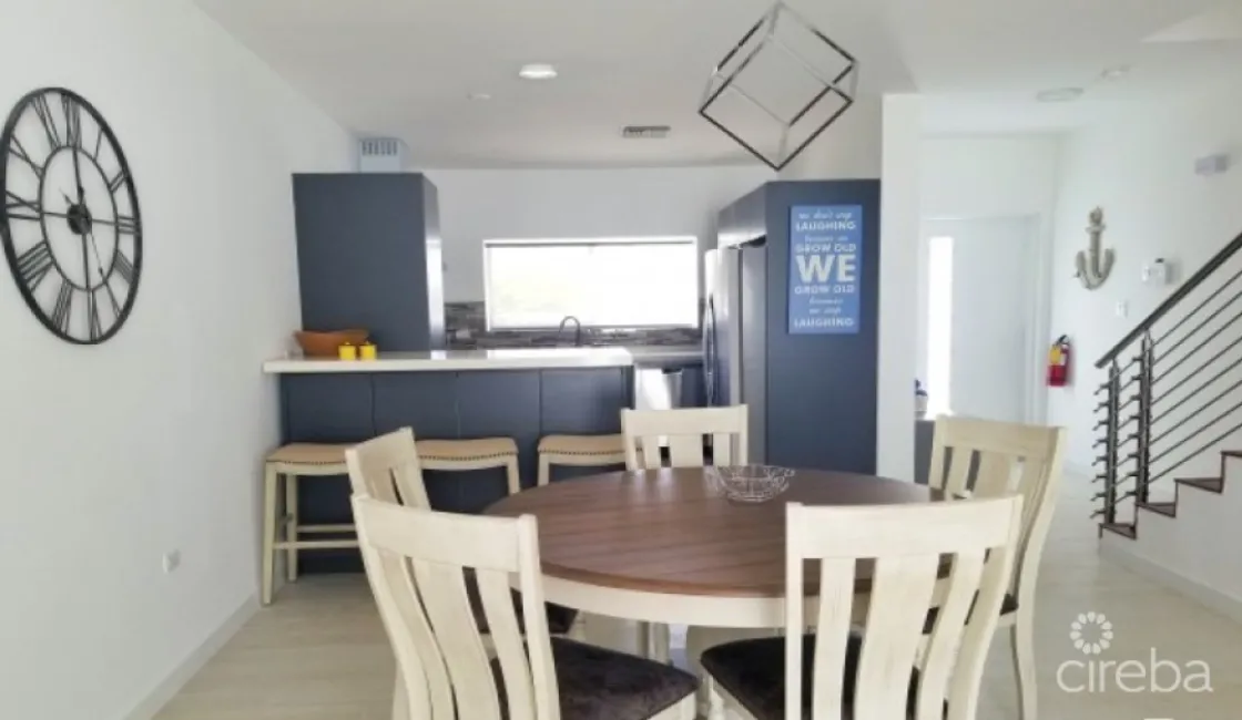 ROYAL PINES SPACIOUS TOWNHOUSE STYLE CONDO--END UNIT--FENCED BACK GARDEN