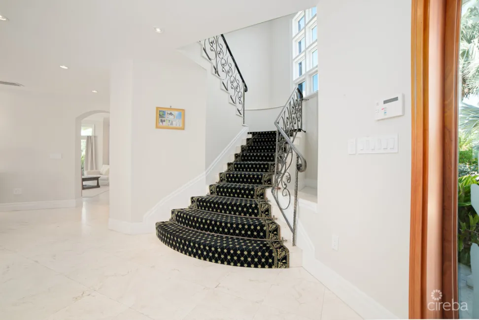 THE BLUE HOUSE - WATERFRONT HOME SOUTH SOUND ROAD