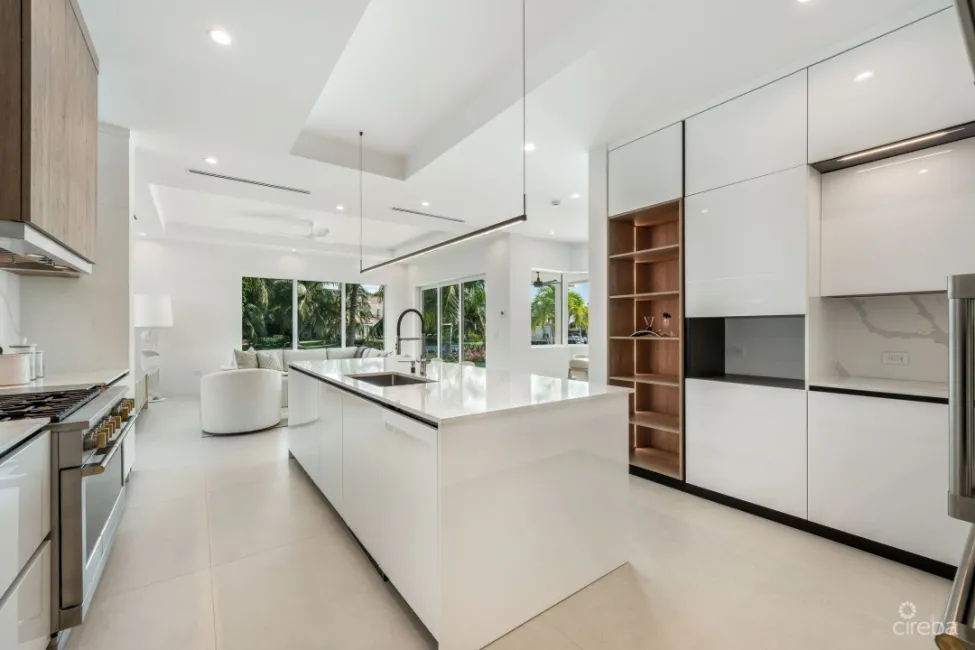 95 BIRD | A REIMAGINED WATERFRONT ESTATE