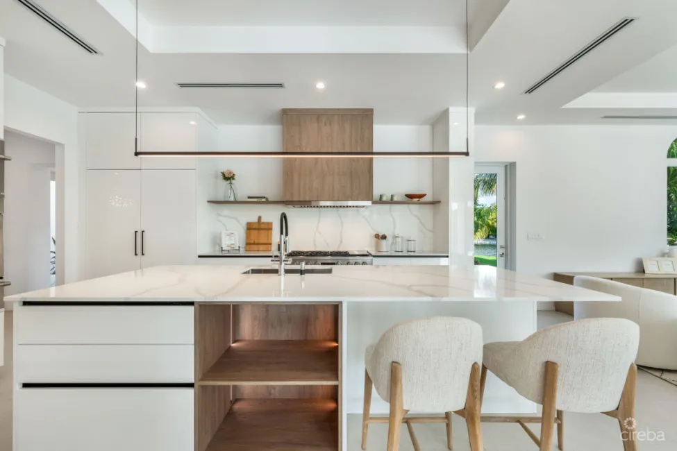 95 BIRD | A REIMAGINED WATERFRONT ESTATE